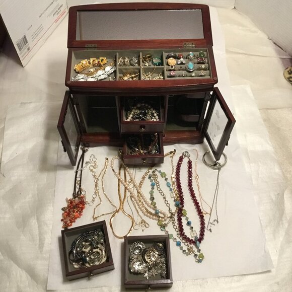 Large wooden jewelry box with mirror and filled with lots of gorgeous jewelry - Picture 1 of 15